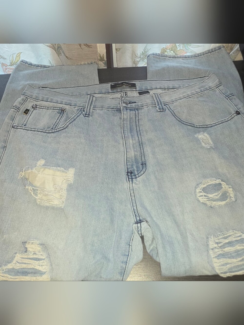 Relaxed Light Blue Distressed Men’s Jeans - Unbranded 44/32